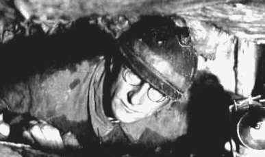 Norbert Casteret dans une �troiture.